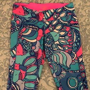 Lilly Pulitzer fun capris size large.